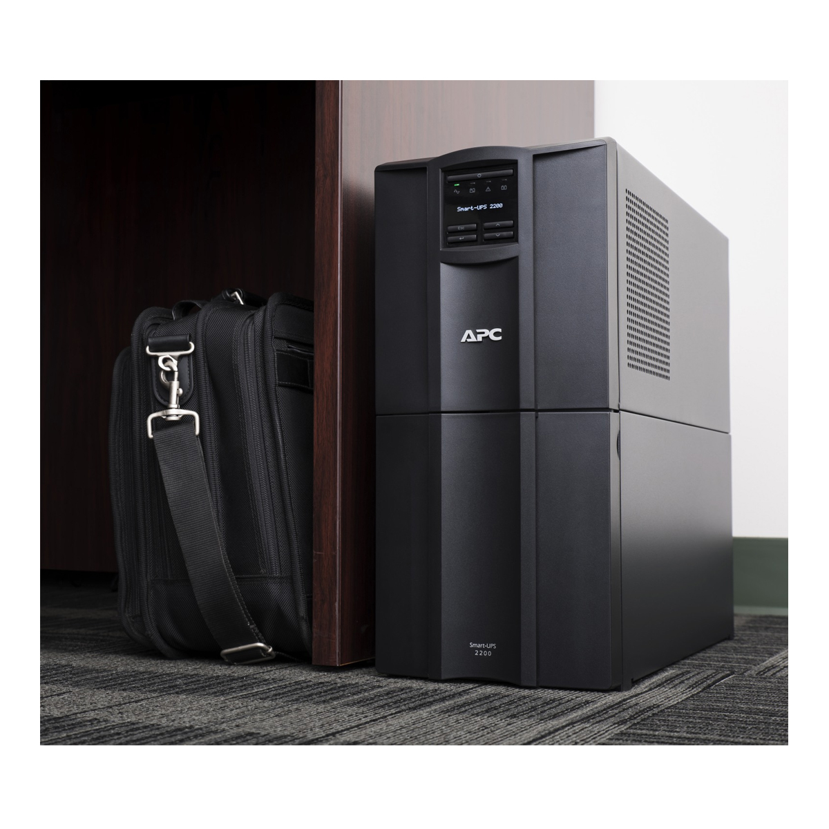 APC Smart-UPS SMT2200IC USV 2200VA, 1980W, Line-Interactive, 8x C13, 1x C19, Tower, SmartConnect